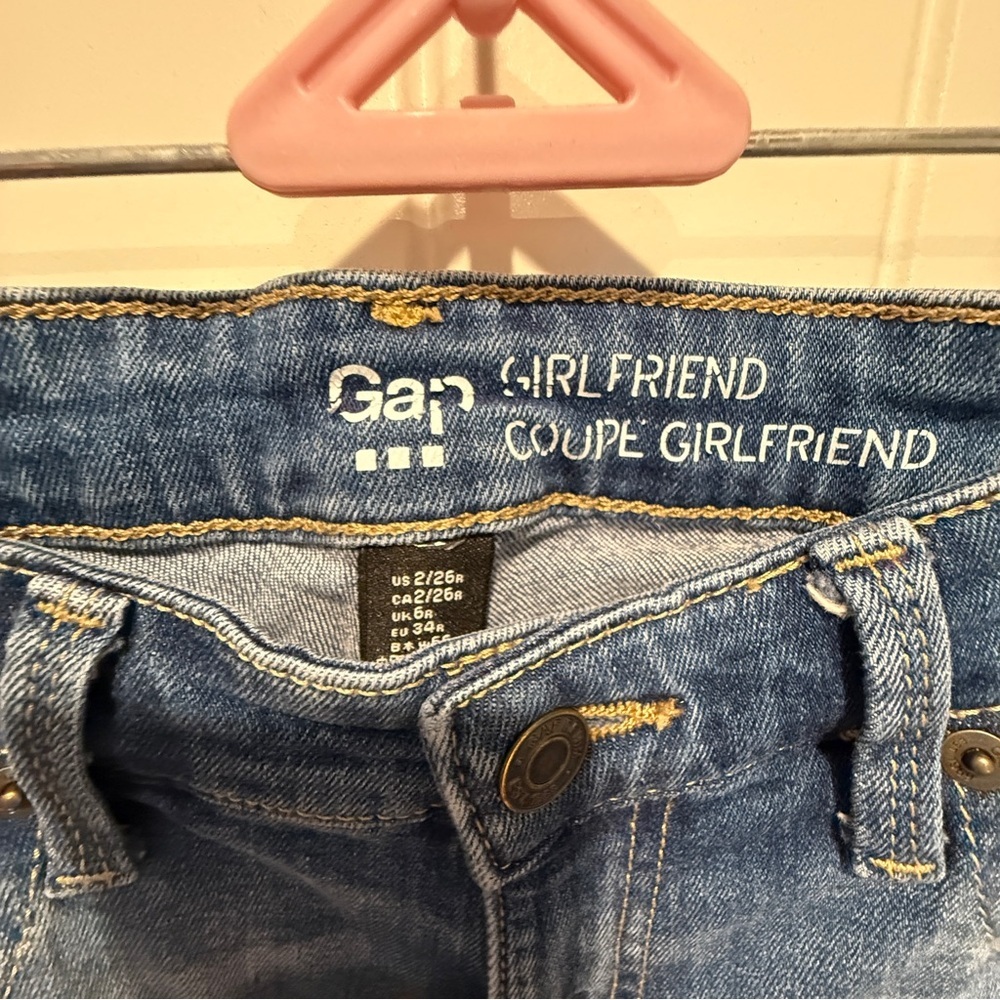 GAP Girlfriend Coupe Jeans with Floral Embroidery - Picture 5 of 7